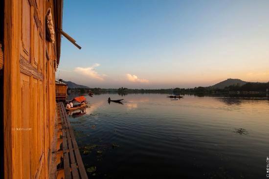 Отель Houseboat Lily Of Nageen Сринагар Экстерьер фото