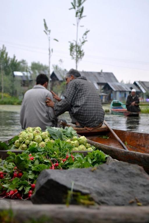 Отель Houseboat Lily Of Nageen Сринагар Экстерьер фото